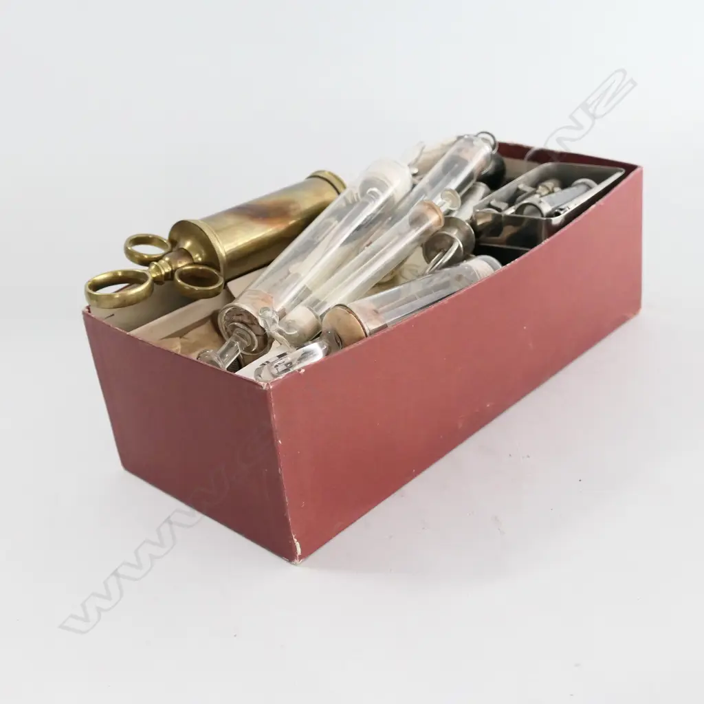 BOX OF SYRINGES OF VARIOUS SORTS Image 1++